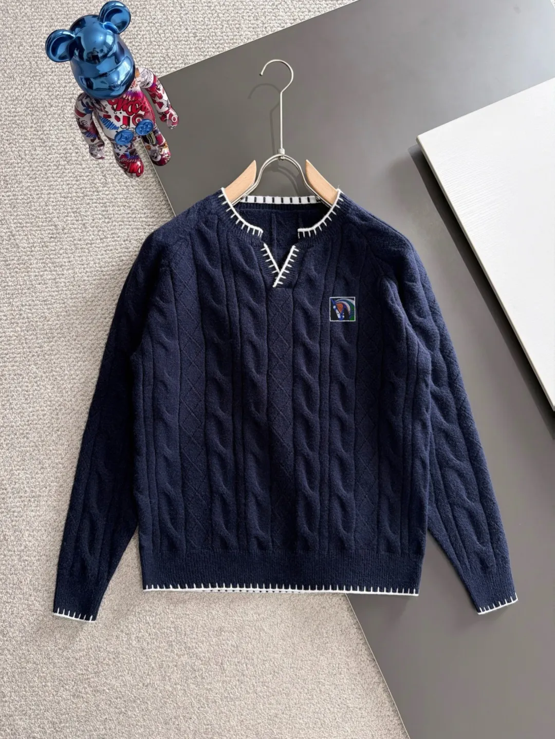 Next day shipping P195 Hermès 2026 Autumn and Winter latest sweater from the official website, now on sale at the counter simultaneously Hot Sale! Specially made of wool blended fabric. It feels comfortable and can be directly in contact with the skin. The logo badge is exquisitely embroidered, which is extremely eye-catching! The details highlight the fashionable charm of big brands. Exquisite workmanship. Three-dimensional cutting style. The wearing effect is invincible and handsome! All three standards are complete! Sizes:M-3XL
